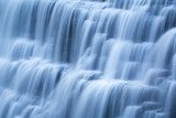 Cascade apaisante en harmonie bleutée