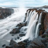 Cascade furieuse sous ciel tourmenté