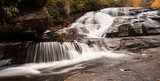 Chuchotements d'une cascade d'automne