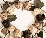 Couronne vintage de roses fanées