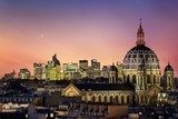 Crépuscule sur l'horizon d'une ville historique