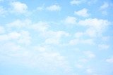 Éclat de ciel bleu paisible