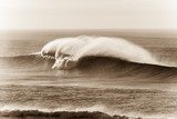 Élan puissant d'une vague sépia