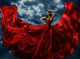 Élégance dramatique en rouge et ciel orageux