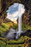 Lumière d’aube derrière la chute d’eau