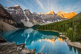 Montagne embrasée sur lac turquoise
