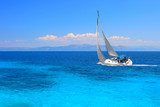 Navigation paisible sur eau turquoise