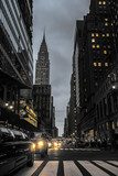 Nuit citadine sous ciel dramatique