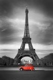 Paris intemporel en contraste vibrant