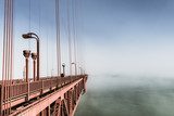 Perspective brumeuse sur pont suspendu