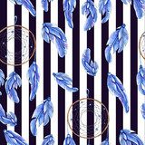Plumes bleues sur rayures contrastées