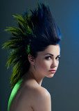 Portrait intense au mohawk vibrant