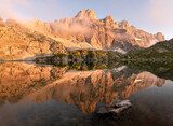 Reflets dorés sur lac de montagne