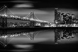 Reflets urbains sous ciel voilé