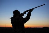 Silhouette d'un chasseur au coucher du soleil