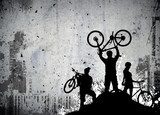 Silhouettes cyclistes sous ciel urbain