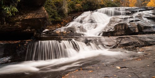 Chuchotements d'une cascade d'automne