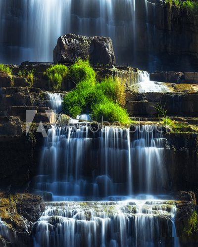 Chute d'eau sereine en pleine nature