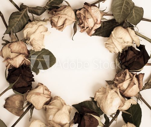 Couronne vintage de roses fanées