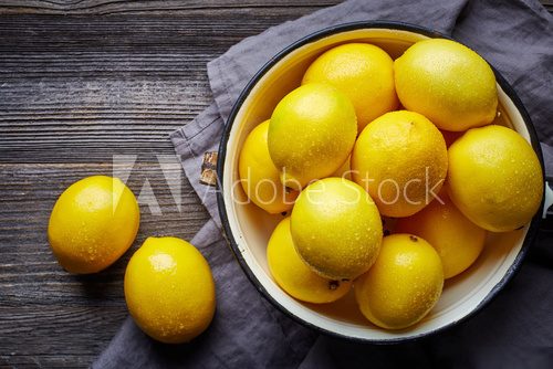 Éclat de citrons sur bois rustique