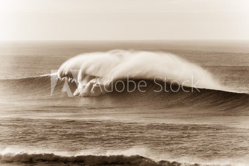 Élan puissant d'une vague sépia