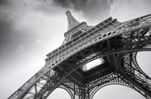 Élégance architecturale en noir et blanc
