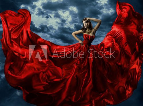 Élégance dramatique en rouge et ciel orageux