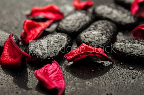 Équilibre zen en contraste rouge et noir