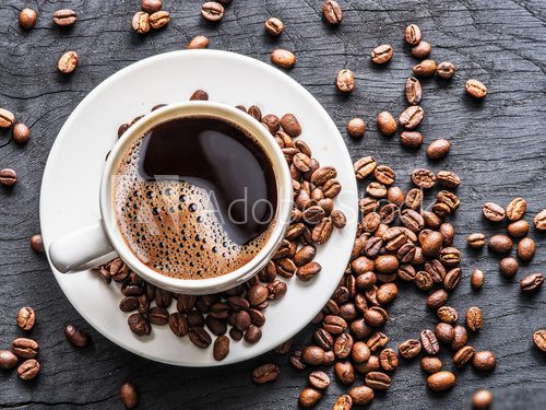 Explosion de café noir sur bois