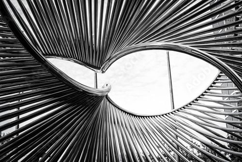 Lignes ondoyantes d'une structure métallique