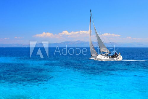 Navigation paisible sur eau turquoise