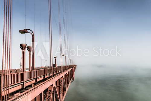 Perspective brumeuse sur pont suspendu