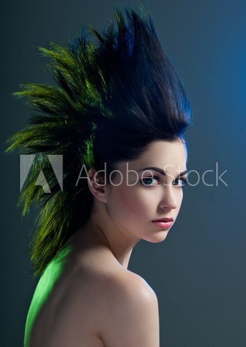 Portrait intense au mohawk vibrant