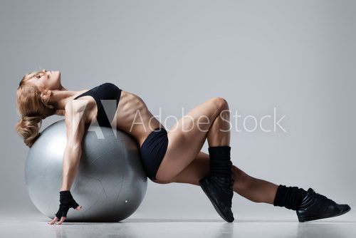 Posture d'étirement sur ballon de gym