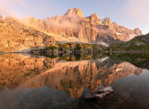 Reflets dorés sur lac de montagne