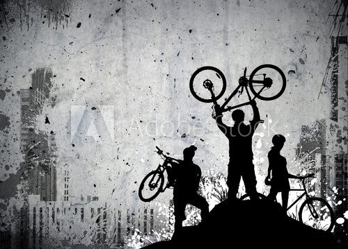 Silhouettes cyclistes sous ciel urbain