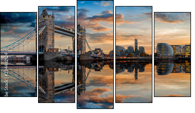 Die Skyline von London: von der Tower Bridge bis zum Tower nach Sonnenuntergang mit Reflektionen in der Themse - Five-piece canvas, Pentaptych