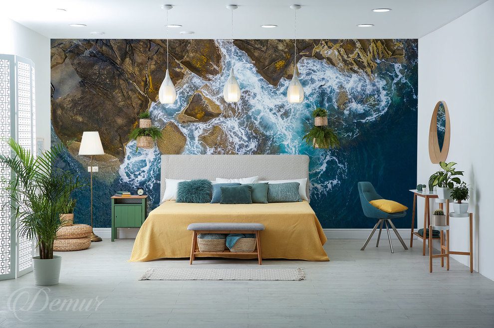 Chambre-a-coucher-avec-la-brise-marine-en-arriere-plan-paysages-sur-le-mur-papiers-peints-demur