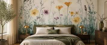 Lumiere-douce-et-motif-floral-dans-une-palette-pastel-fleurs-murales-papiers-peints-demur