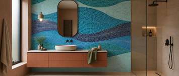Rythme-fluide-sur-fond-de-mosaique-pour-la-salle-de-bain-tableaux-demur