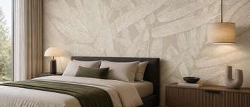 Papier-peint-style-avec-motif-de-feuilles-beige-pou-la-chambre-a-coucher-papiers-peints-demur