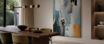 Jeu-subtil-de-lumiere-sur-une-toile-abstraite-dabstraction-tableaux-demur